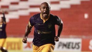 Com estrela de Vagner Love e virada relâmpago, Retrô elimina o Maguary e encara o Sport na semifinal img_1501-1.jpg