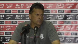 Claudinei explica adaptação ao gramado e critérios para escolha de jogadores img_2097-1.jpg