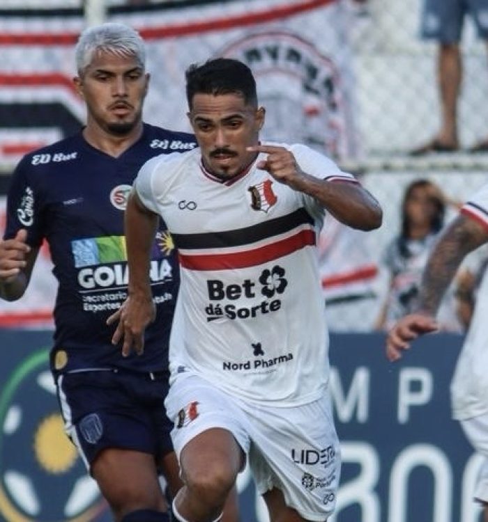 Fora de casa, Santa Cruz oscila em campo, mas vence o Decisão nas quartas do estadual