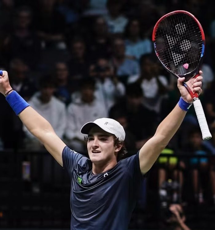 João Fonseca vence Tsitsipas, e Brasil supera a Grécia para avançar na Copa Davis