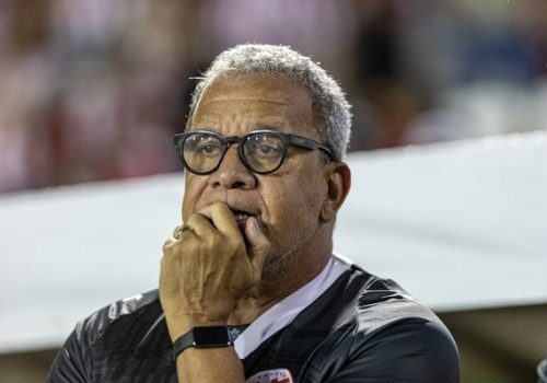 Hélio dos Anjos critica arbitragem, defende atuação do Náutico e garante time ‘vivo’ para a ‘final’ do acesso