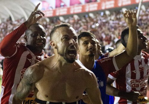 Náutico vence o Brusque e garante retorno à Série B em noite de fortes emoções nos Aflitos