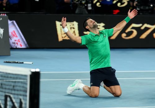 Incansável! Djokovic supera Sinner em batalha épica e alcança final histórica no Australian Open