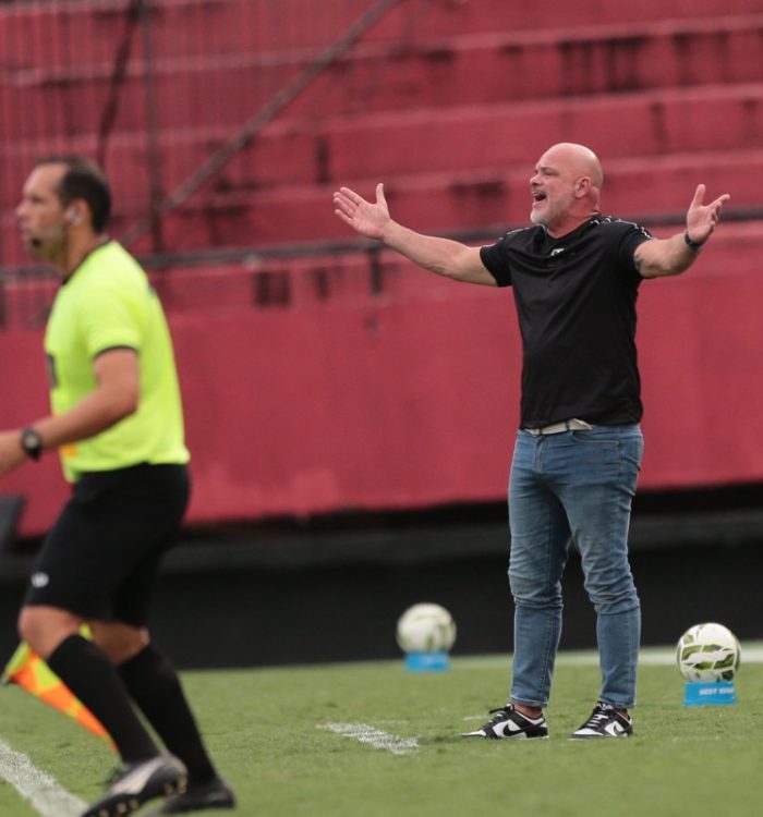 Após derrota, Fábio Cortez destaca evolução do Santa, jogada ensaiada e seu futuro no comando