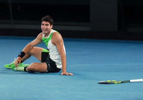 História em Melbourne: Alcaraz destrona Djokovic e se torna o mais jovem a completar o Grand Slam