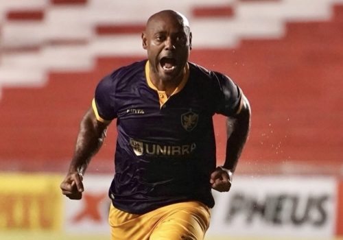 Com estrela de Vagner Love e virada relâmpago, Retrô elimina o Maguary e encara o Sport na semifinal