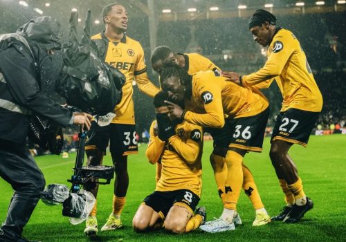 Desempenho defensivo e eficiência tática: Quem é o brasileiro em ascensão que vem chamando a atenção de grandes clubes da Premier League?