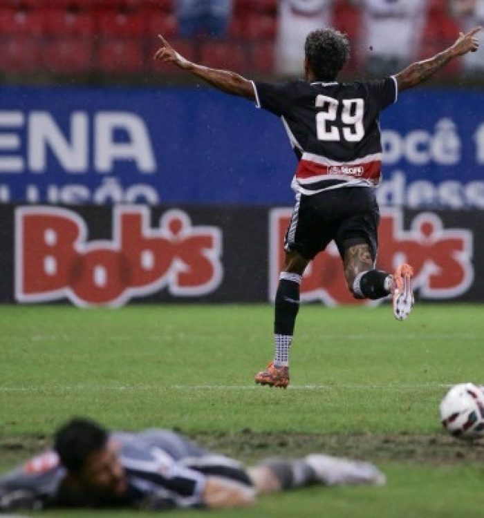 Em jogo marcado por paralisação e chuva, Santa Cruz bate Itabaiana por 1 a 0