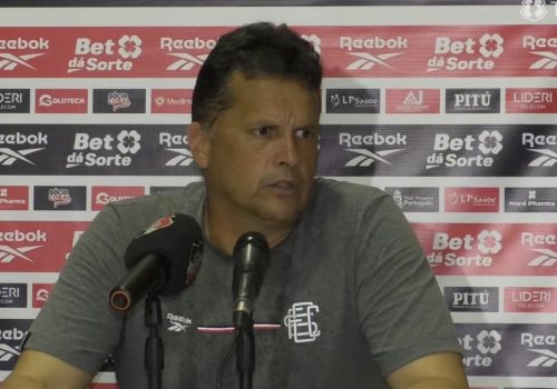 Claudinei explica adaptação ao gramado e critérios para escolha de jogadores