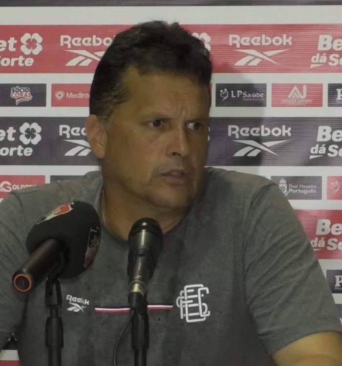 Claudinei explica adaptação ao gramado e critérios para escolha de jogadores