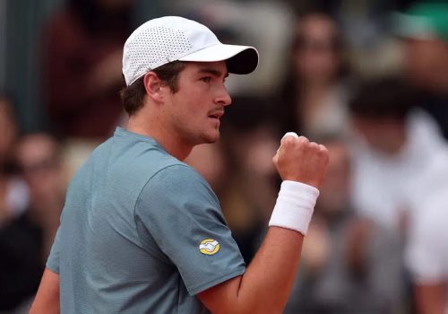 Resiliência e estratégia: João Fonseca supera batalha de três sets e avança em Monte-Carlo