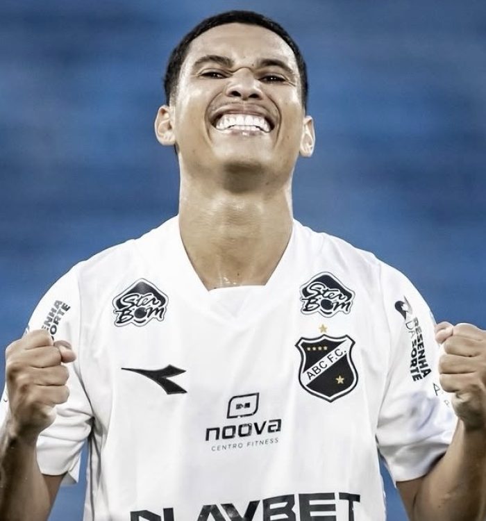 Santa Cruz oficializa empréstimo de Thiaguinho e confirma saída de outros três atletas