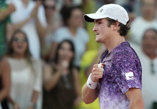 Guerreiro! João Fonseca vira jogo épico em cinco sets e vai enfrentar Djokovic em Roland Garros