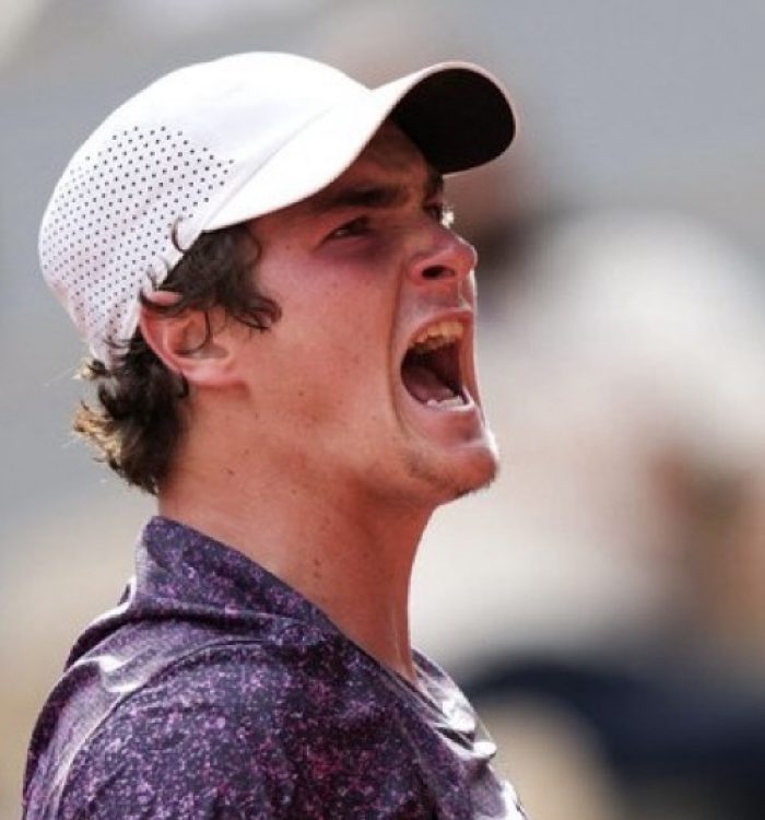 Histórico! João Fonseca vira sobre Djokovic e avança à quarta rodada de Roland Garros