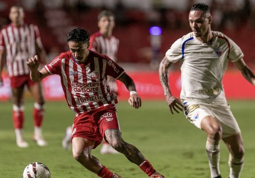 Quem não faz, leva! Náutico pressiona, mas perde para o Fortaleza nos Aflitos