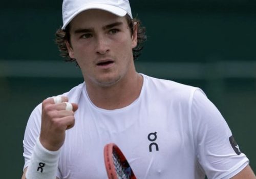João Fonseca estreia com autoridade e avança à segunda rodada de Wimbledon