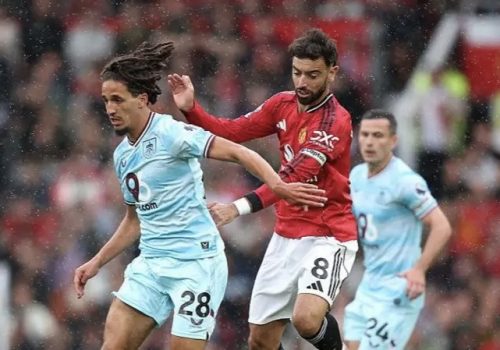 Primeira vitória na temporada! Nos acréscimos, Bruno Fernandes salva Manchester United e Rúben Amorim&nbsp;